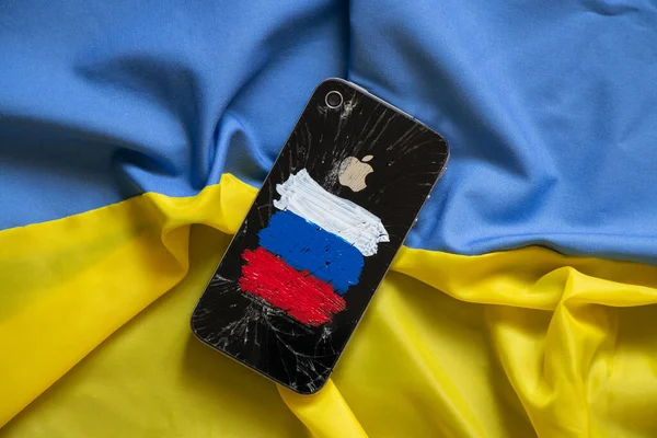 Ucrânia Dnepr 2022 Maçã Quebrada Iphone Com Uma Bandeira Russa — Fotografia de Stock