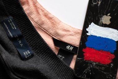 Ukrayna Dnepr 09.03.2022 - Boyalı bayraklı iPhone 4 ve ZARA ve H ve M marka ürünleri, Rusya 'da tanınma, Rusya' nın Ukrayna 'ya karşı savaşı, mali kriz