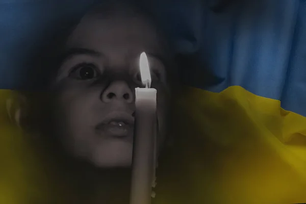 Egy Gyermek Imádkozik Gyertya Mellett Háttérben Nemzeti Zászló Ukrajna Sárga — Stock Fotó