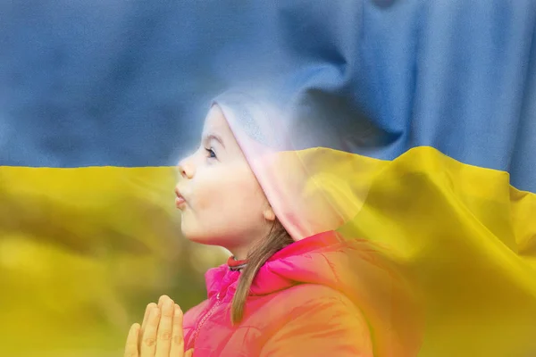 Ребенок Молится Фоне Государственного Флага Украины Желто Синей Детской Молитвы — стоковое фото
