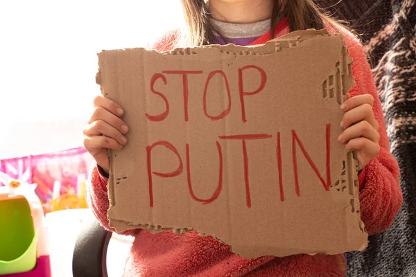 小さな女の子はウクライナの彼女の家でプーチンを停止し ウクライナでの戦争を停止するように求める言葉を持つポスターを保持し 子供たちは尋ねる 抗議行動 — ストック写真