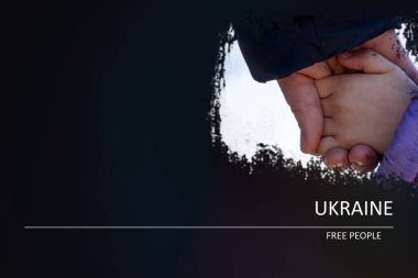 Annem, Ukrayna 'nın özgür insanları, Ukrayna' daki 2022 savaşını durdurmak için karanlık arka planda küçük bir kızın elini tutuyor.