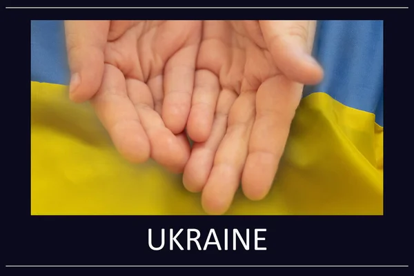Una Niña Extendió Sus Manos Fondo Bandera Nacional Ucrania Lado — Foto de Stock