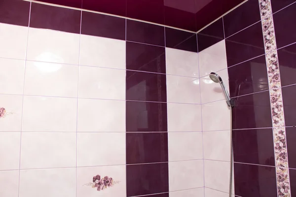 Cuarto Baño Apartamento Ucrania Con Azulejos Blanco Rojos Baño Interior —  Fotos de Stock