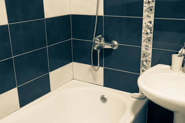 Cuarto Baño Apartamento Ucrania Con Azulejos Blancos Negros Baño Interior —  Fotos de Stock