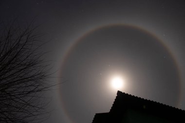 2022 'deki savaş sırasında Ukrayna' da Ay 'daki Halo fenomeni, arka plan olarak gece ay ve yıldızlar.