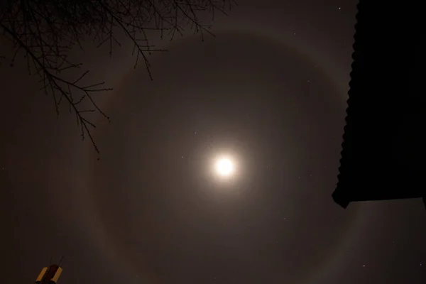 2022年乌克兰战争期间 月球上的光晕现象出现在夜间的乌克兰上空 夜晚的月亮和星星作为背景 — 图库照片