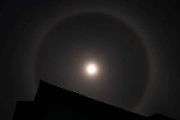 国家での戦争の間の夜のウクライナ上空の月のハロー現象2022 背景としての夜の月と星 — ストック写真