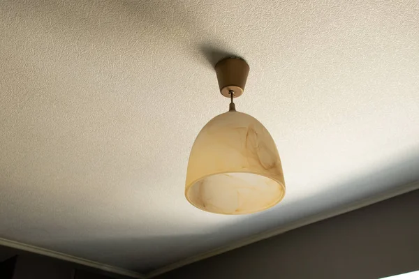 Mutfakta Gün Boyunca Tavanda Avize Lamba Işık Evin Kutsanması — Stok fotoğraf