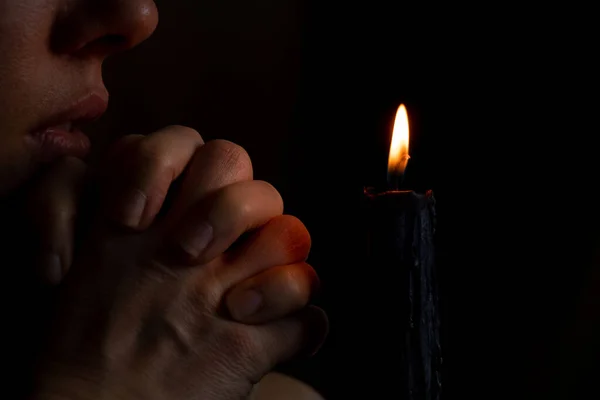 Молода Українська Дівчина Молиться Біля Свічки Україну Дівчина Залила Свічки — стокове фото