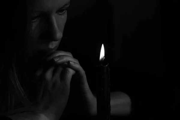 Ein Junges Ukrainisches Mädchen Betet Der Nähe Einer Kerze Für — Stockfoto