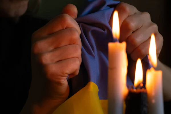 Девушка Держит Руках Государственный Флаг Украины Свечу Войну Украине Молитву — стоковое фото