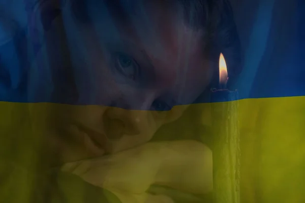 Дівчинка Лежить Біля Свічки Задньому Плані Національного Прапора України Війна — стокове фото