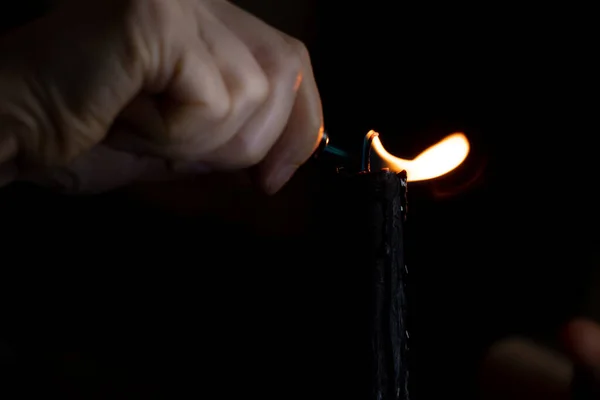 Mão Menina Acende Uma Vela Escuro Chama Vela Religião — Fotografia de Stock