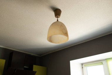 Mutfakta gün boyunca tavanda avize, lamba ve ışık, evin kutsanması.