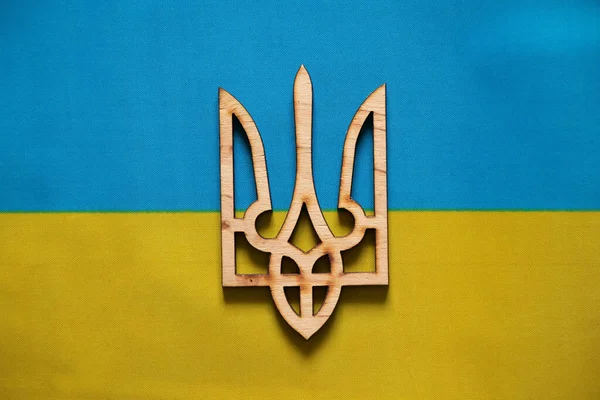 Gelbe Und Blaue Nationalflagge Der Ukraine Und Hölzernes Wappen Als — Stockfoto