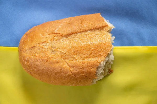 Ukrayna Nın Ulusal Bayrağının Arka Planında Bir Somun Kırık Ekmek — Stok fotoğraf