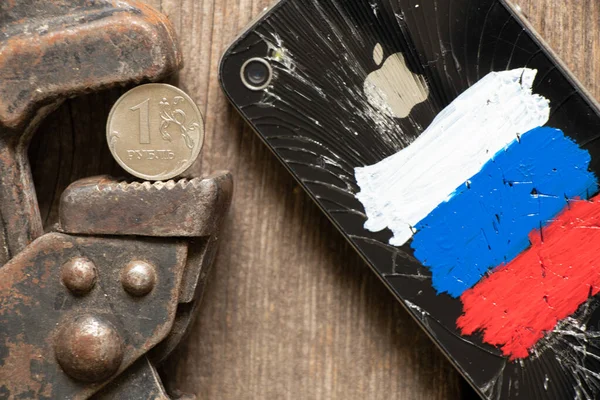 ウクライナDnepr 2022 ガスキーは ロシアの国旗 ルーブルの崩壊 ロシアに対する制裁 ロシアの経済危機とロシアのルーブルとフィフオンアップルの電話を保持しています — ストック写真