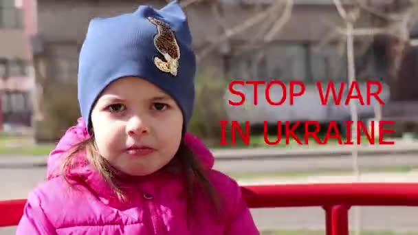 Niño Triste Sienta Parque Columpio Ucrania Durante Guerra Niños Tristes — Vídeos de Stock