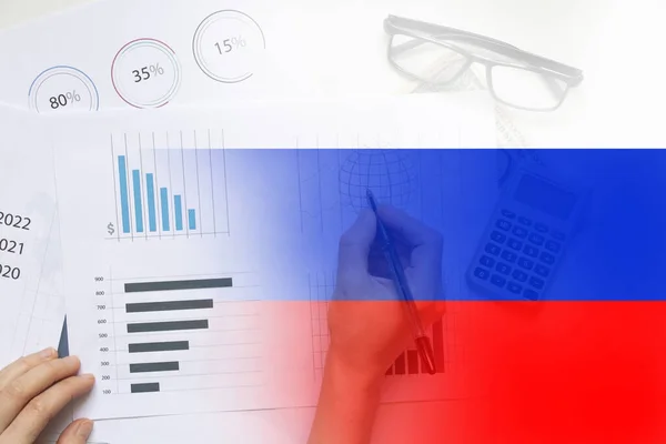 ロシアの国旗を背景にした統計による経済報告とヒストグラム ロシアに対する金融制裁 ルーブルの崩壊 ロシア経済とルーブル — ストック写真