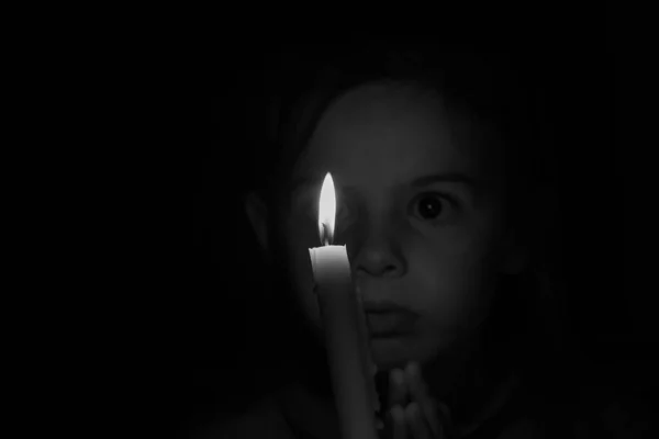 Маленька Українська Дівчинка Молиться Біля Свічки Темряві Молитва Бога Про — стокове фото