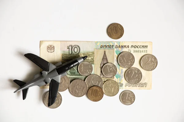白色背景和儿童用飞机上的俄罗斯卢布 对俄罗斯的金融制裁 俄罗斯经济违约 2022年停止战争 — 图库照片