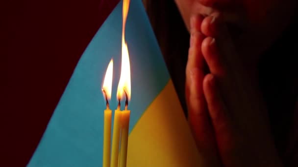 Chica Ucraniana Rezando Cerca Las Velas Bandera Amarillo Azul Ucrania — Vídeo de stock