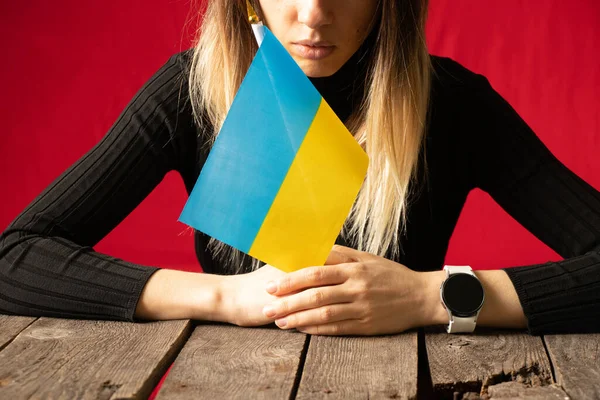 Bir Kız Evinde Bir Masada Oturuyor Ukrayna Nın Ulusal Bayrağını — Stok fotoğraf