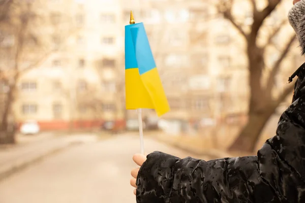 Ukrajinské Dítě Ruce Drží Národní Vlajku Ukrajiny Městě Dnipro Během — Stock fotografie