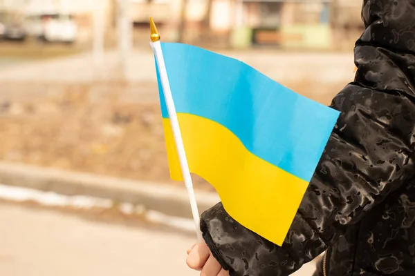 Украинский Ребенок Руке Держит Государственный Флаг Украины Городе Днепр Время — стоковое фото