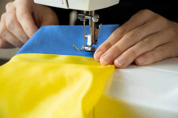 Una Ragazza Cuce Bandiera Dell Ucraina Casa Una Macchina Cucire — Foto Stock