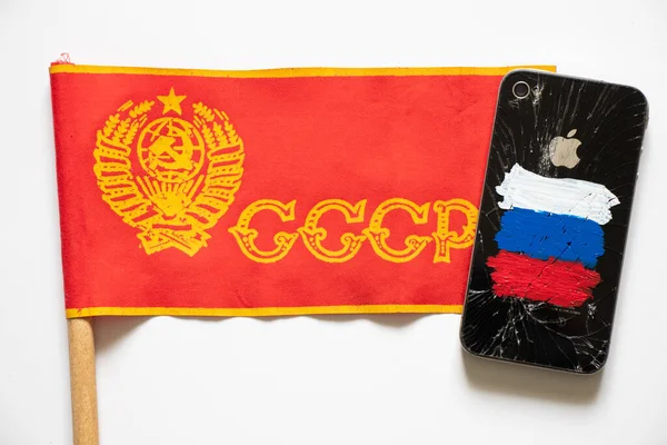 Ukraine Dnepr 2022 Зламаний Iphone Яблуко Розфарбованим Російським Прапором Радянським — стокове фото