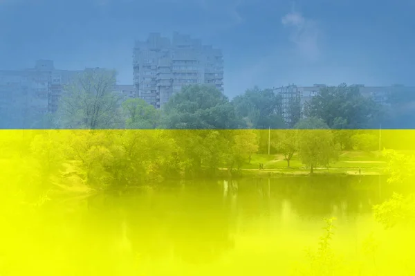 Державний Прапор України Жовто Синій Задньому Плані Спальної Зони Місті — стокове фото