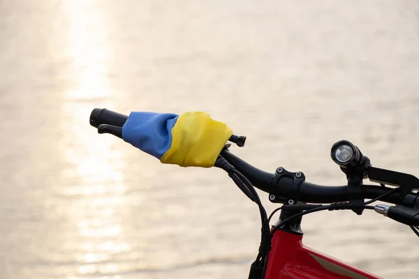 Bandeira Amarelo Azul Ucrânia Uma Bicicleta Uma Cidade Ucrânia Uma — Fotografia de Stock