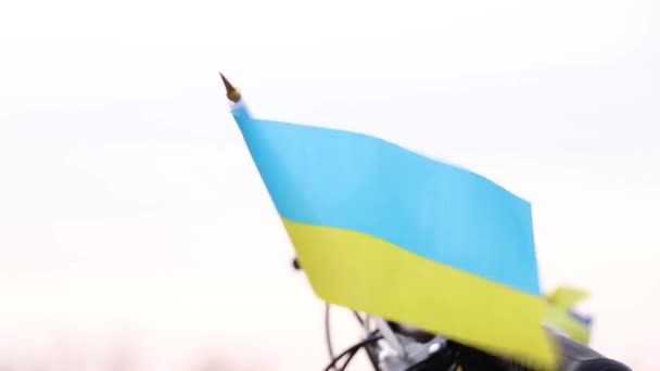 Drapeau National Ukraine Jaune Bleu Tient Sur Guidon Vélo Dans — Video
