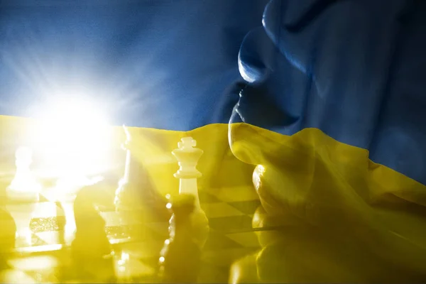Шахматы Столе Рядом Руками Женщины Фоне Флага Украины Желто Синего — стоковое фото