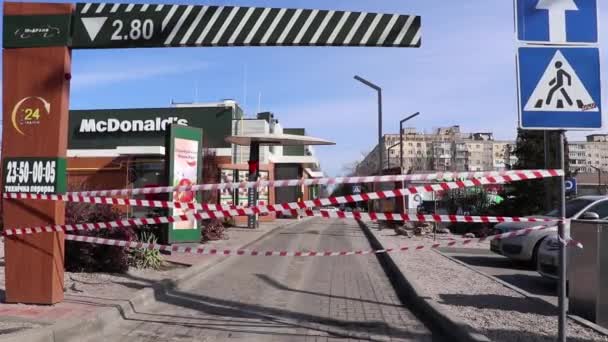 ウクライナDnipro 2022 マクドナルドはテープでフェンスで囲まれていた ウクライナの戦争のために動作しない 戦争を停止 — ストック動画