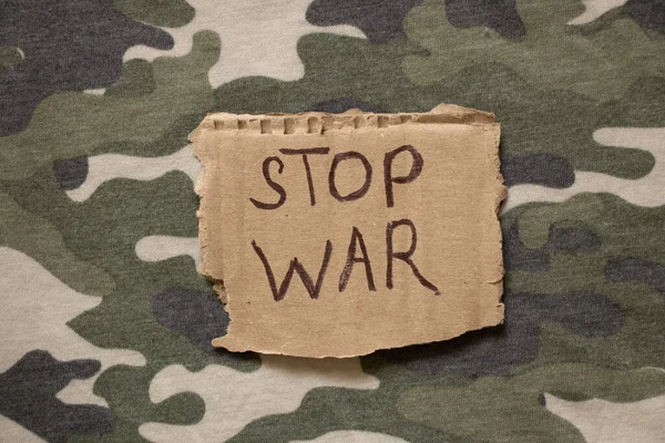 Alto Guerra Está Escrito Papel Que Encuentra Uniforme Militar Camuflaje —  Fotos de Stock
