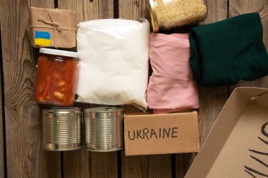 Rusya 'daki savaş sırasında acı çeken insanlara yardım etmek için insani gıda kiti toplamak Ukrayna' daki savaşı durdurmak için, insani yardım 2022