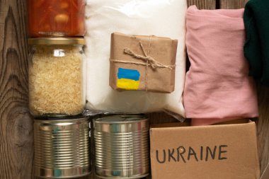 Rusya 'daki savaş sırasında acı çeken insanlara yardım etmek için insani gıda kiti toplamak Ukrayna' daki savaşı durdurmak için, insani yardım 2022