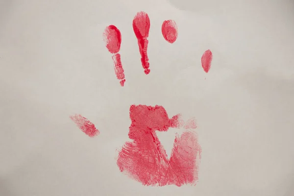 白い紙の上の赤い塗料から手のトレースを閉じると 白い背景に手のプリント — ストック写真