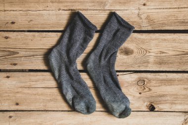 Mavi çoraplar evin ahşap zemininde yatar, moda çoraplar kirlidir.