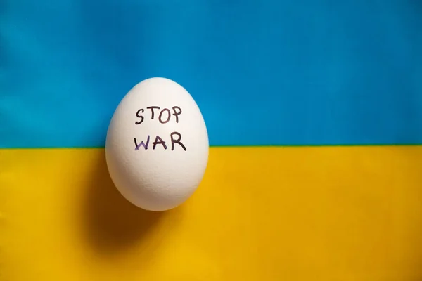 Stop Háború Van Írva Egy Fehér Csirke Tojás Amely Fekszik — Stock Fotó