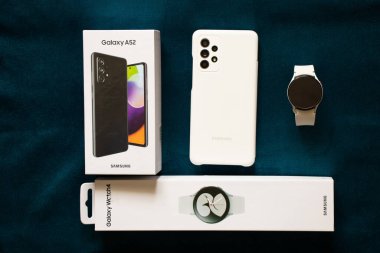 Ukrayna Dnepr 05.04.2022 - Samsung A52 akıllı telefon ve Samsung Galaxy Saat 4 akıllı saat masada ürün kutularının yanında, yeni aygıtlar satın