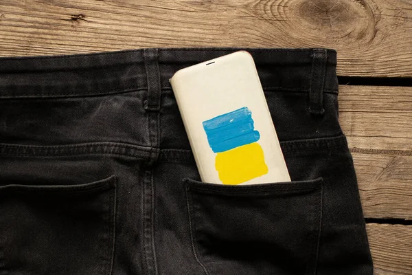 Ukrayna Nın Ulusal Bayrağı Akıllı Telefonun Ekranında Masanın Üzerindeki Kot — Stok fotoğraf