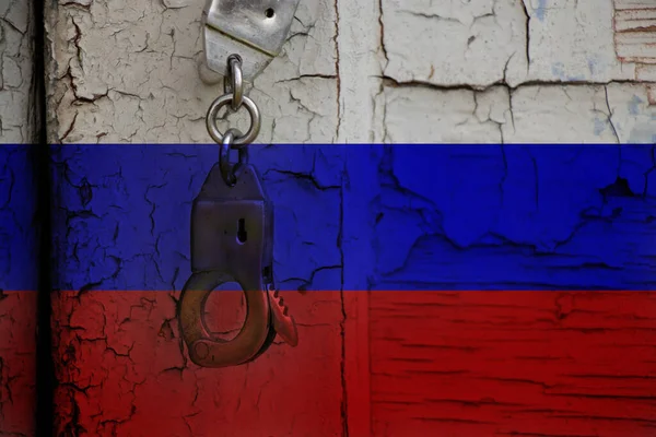 Наручники Висять Старих Зламаних Дверях Фоні Російського Прапора Зупиняють Війну — стокове фото