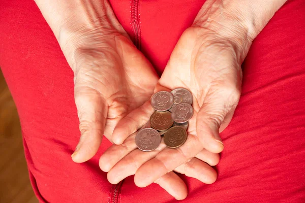 Жіночі Руки Тримають Рублені Монети Колінах Замовчуванням Бідність Російського Народу — стокове фото