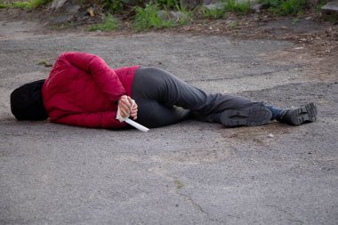 Ölü bir Ukraynalı kadın, elleri beyaz bir iple bağlanmış şekilde sokakta yatıyor ve Bucha 2022 'de Ukrayna' da bir ölüm protestosu sonucu öldürüldü.