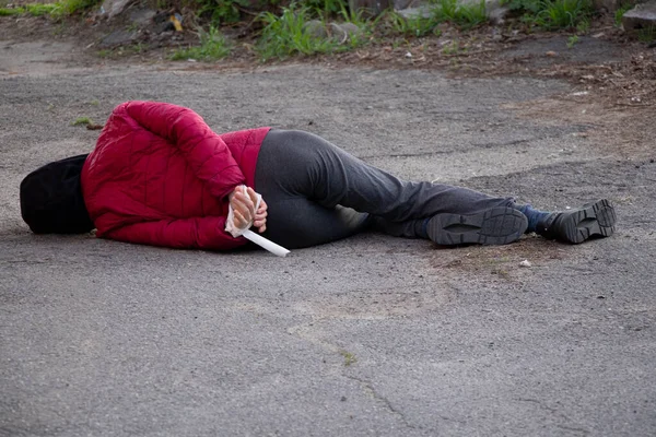 Uma Mulher Ucraniana Morta Jaz Rua Com Mãos Amarradas Com — Fotografia de Stock