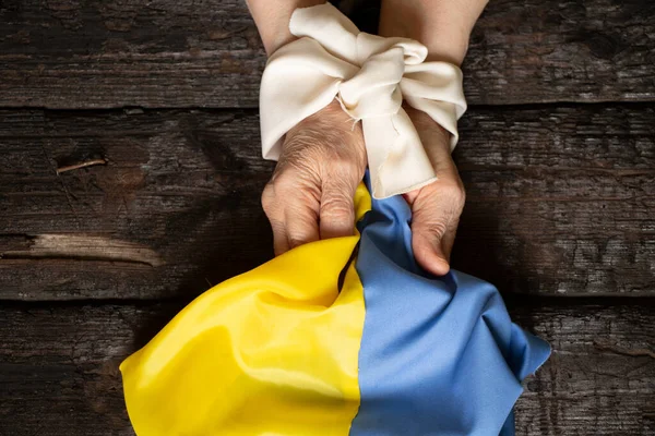 Handen Van Een Oekraïense Vrouw Vastgebonden Met Een Wit Touw — Stockfoto